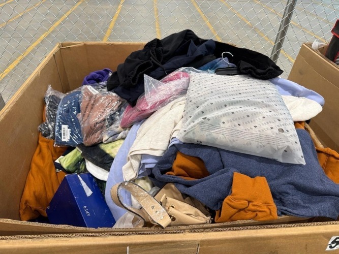 Clothing: blankets: Kelly and Katie, ALESBURY flag anthem, young LA, flip-flops, Levi Strauss, three bird nest, MIZMOOZ, tables, sweatshirts, BONOBOS, Apt. nine,& More